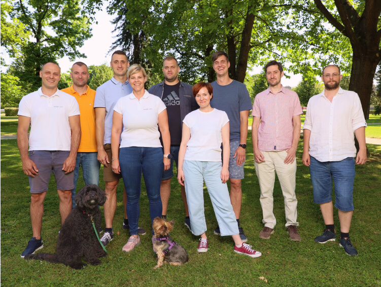 teamPhotoMobile